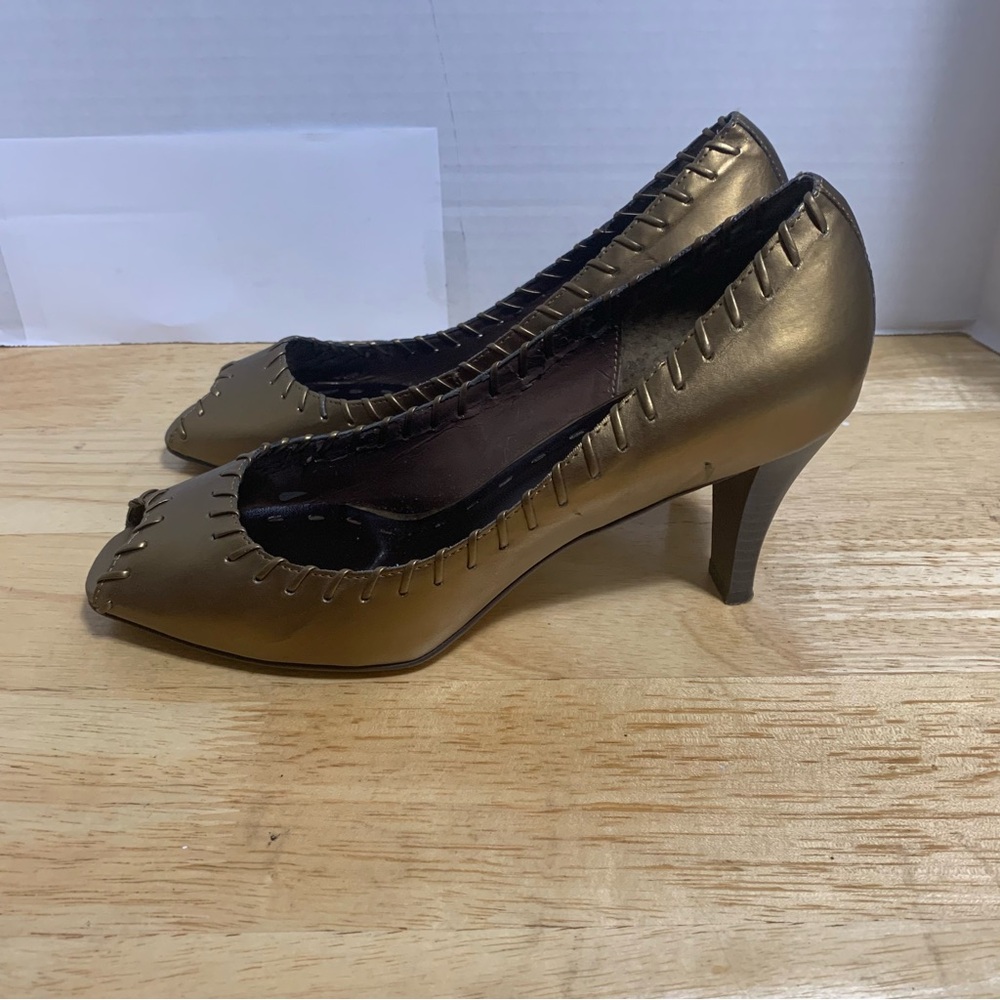 BIJOU NEW YORK Brown/Gold Peep Toe Pumps Metal Studded Detail Women’s Size 9M